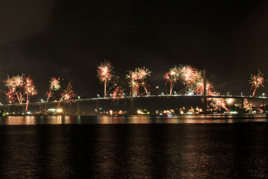 Pijaran kembang api menghiasi Jembatan Merah Putih yang membentang di Teluk Ambon, Pulau Ambon, Maluku.