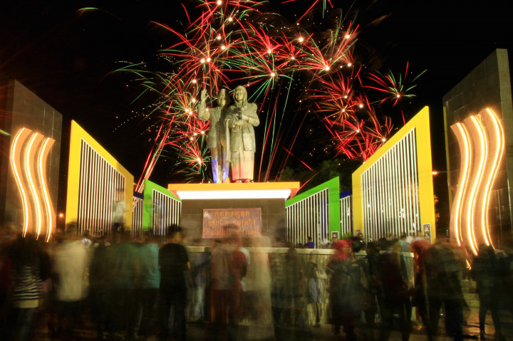 Sejumlah warga menyaksikan kemeriahan pesta kembang api di Patung Monumen Cinta Sejati Habibie dan Ainun di Parepare, Sulawesi Selatan.