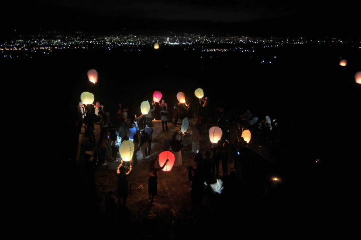 Sejumlah warga melepaskan lampion ketika malam pergantian tahun di Petobo, Palu, Sulawesi Tengah.