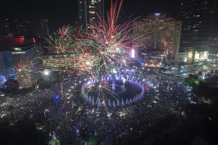 Pesta kembang api menyambut tahun baru 2017 di Bundaran HI, Jakarta.