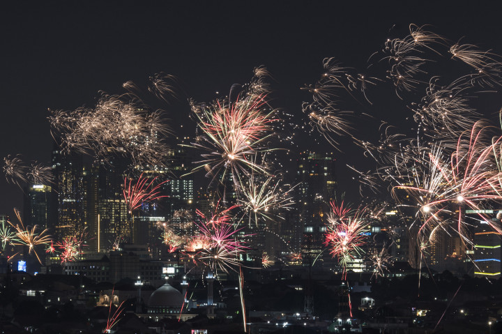 Suasana pesta kembang api menghiasi langit Jakarta.