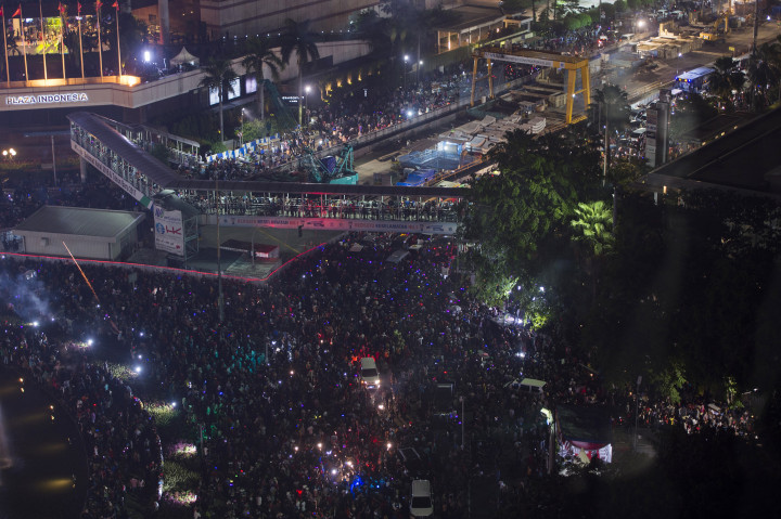 Warga memadati Jalan MH. Thamrin pada malam pergantian tahun di kawasan Bundaran HI, Jakarta.