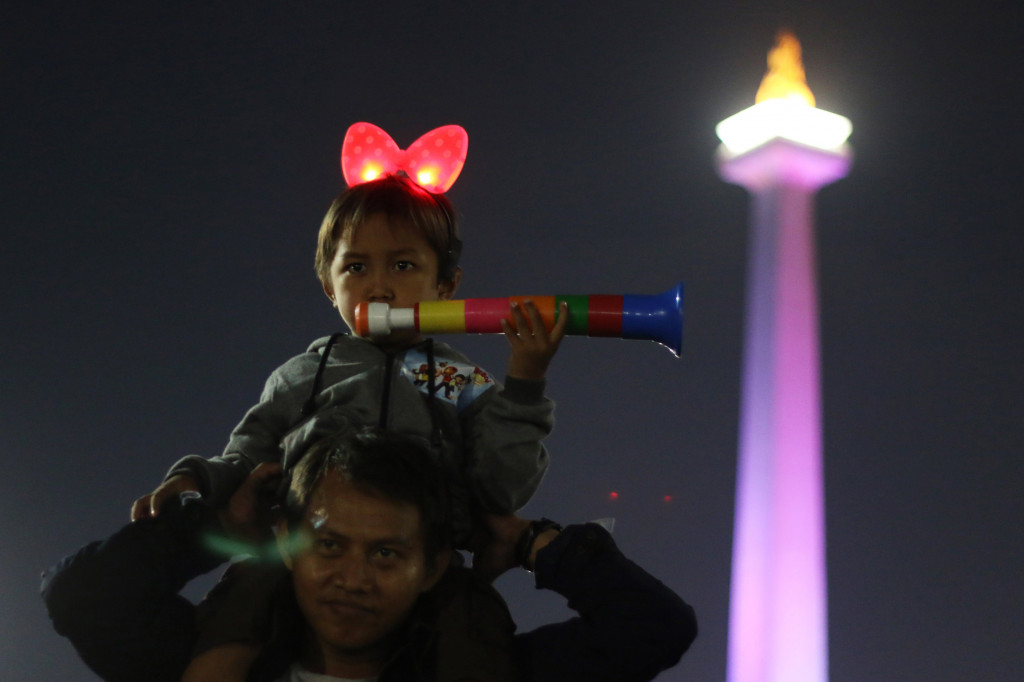 Perayaan malam pergantian tahun di Monas, Jakarta.