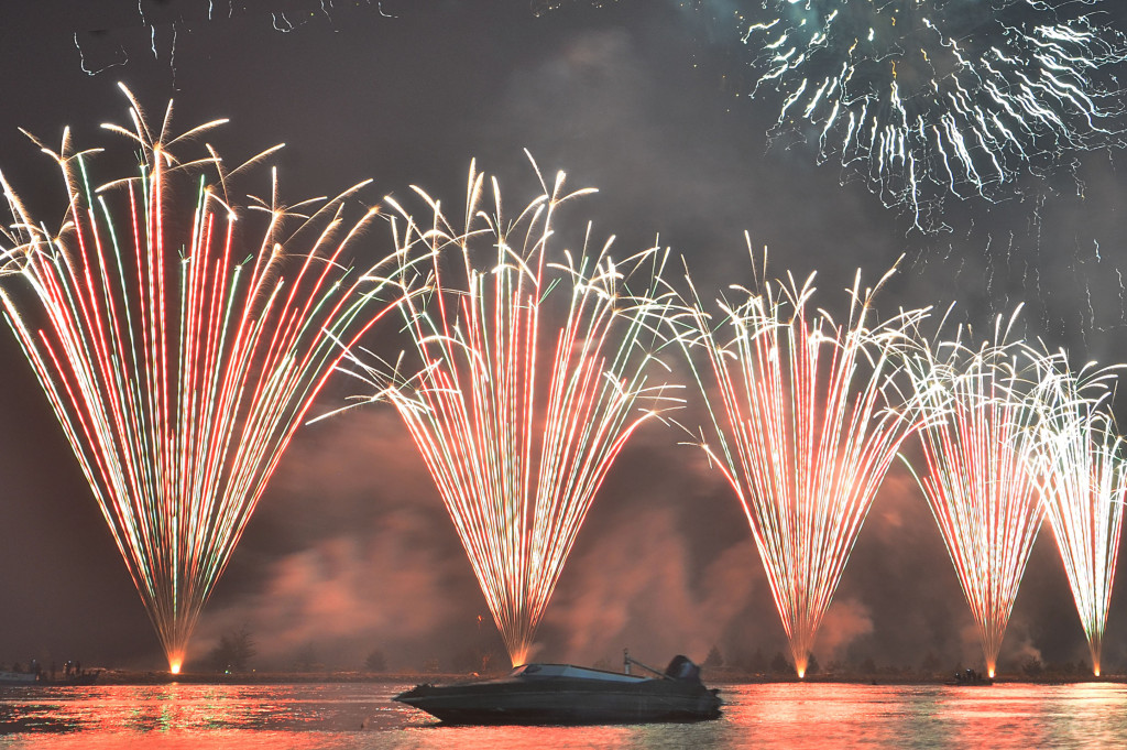 Suasana pesta kembang api di Pantai Ancol, Jakarta Utara.
