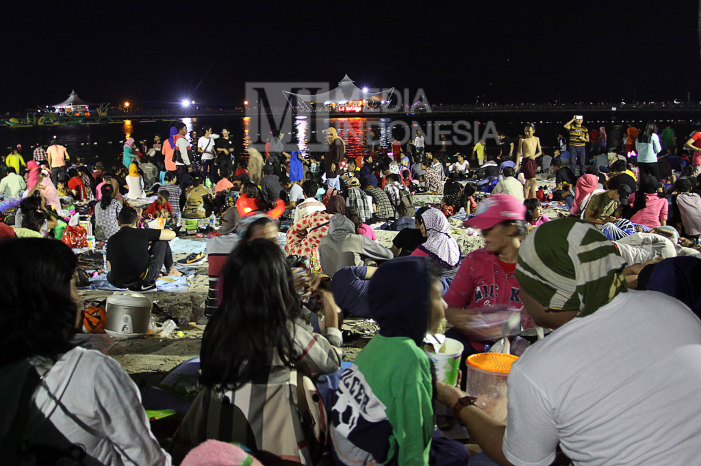 Sejumlah pengunjung menikmati pergantian tahun di Ancol, Jakarta.