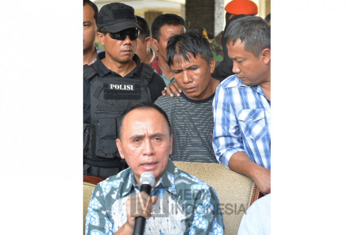 DPO kasus perampokan dan pembunuhan Ridwan Sitorus alias Ius Pane saat tiba di Bandara Halim Perdana Kusuma, Jakarta.