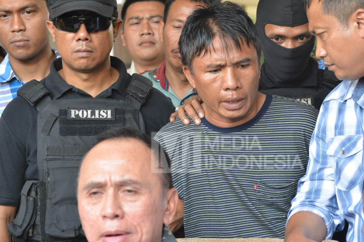 Ius Pane dicokok saat hendak menaiki bus di Pool Bus Antar Lintas Sumatera (ALS) Medan, Sumatera Utara. Dia berencana untuk bersembunyi di Sumut.
