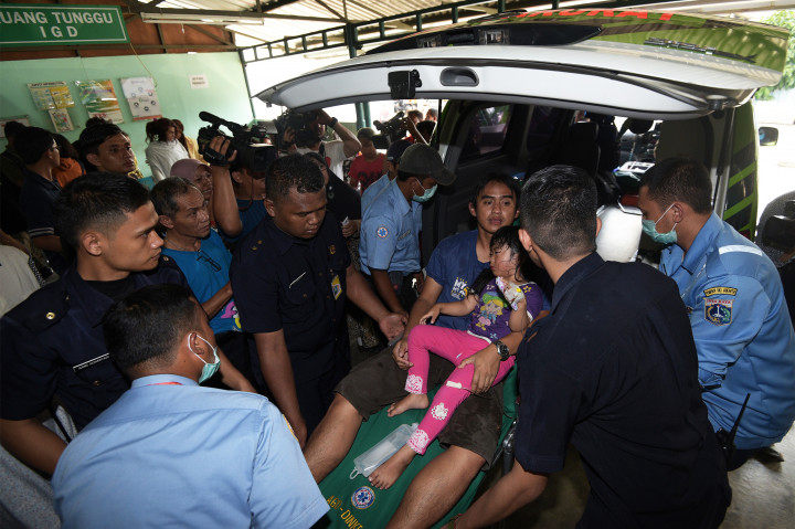 Petugas membawa korban luka kecelakaan Kapal Zahro Express untuk dirujuk ke RSPAD Gatot Soebroto dari Rumah Sakit Atma Jaya di Jakarta Utara.