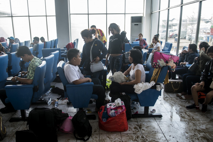 Korban selamat kebakaran Kapal Zahro Express berada di ruang tunggu Pelabuhan Kali Adem, Muara Angke, Jakarta.