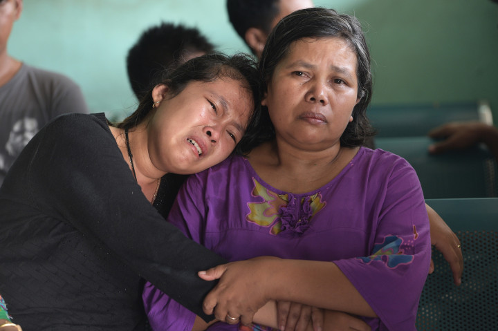 Dua korban selamat kebakaran Kapal Zahro Express menunggu keluarga mereka yang masih hilang di Rumah Sakit Atma Jaya, Jakarta Utara.