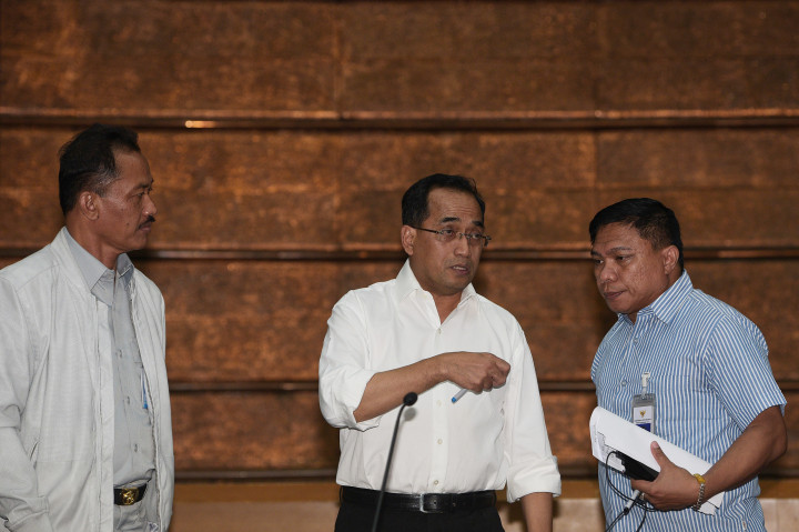 Menteri Perhubungan Budi Karya Sumadi (tengah) bersama Dirut Jasa Raharja Budi Setyarso (kiri) dan Direktur Kesatuan Penjagaan Laut dan Pantai Victor Vikki Subroto memberikan keterangan pers mengenai terbakarnya kapal motor Zahro Express di Kantor Kementerian Perhubungan, Jakarta.