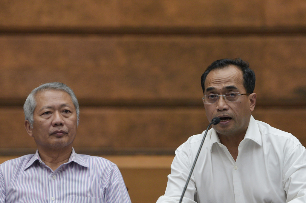 Menteri Perhubungan Budi Karya Sumadi (kanan) berjanji akan memberikan sanksi dan tindakan tegas terhadap pihak-pihak yang terbukti melanggar aturan, yang menyebabkan terbakarnya KM Zahro Express.