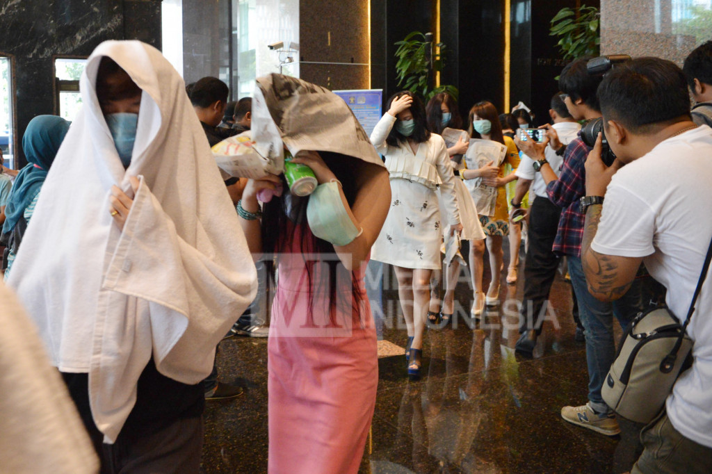 Direktorat Jenderal Imigrasi Kementerian Hukum dan HAM mengamankan 76 wanita berkewarganegaraan Tiongkok.