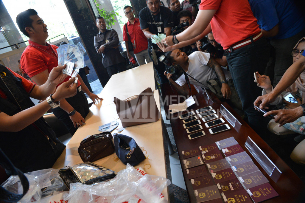 Selain mengamankan para tunasusila, penyidik juga mengamankan sejumlah barang bukti seperti paspor kewarganegaraan Tiongkok, sejumlah ponsel, tas wanita, alat kontrasepsi kondom, dan uang tunai sebesar Rp15 juta.