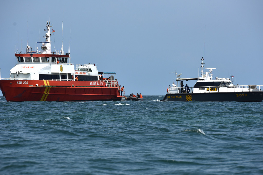 Sejumlah kapal bergabung mencari korban Kapal Zahro Express yang terbakar di Perairan Teluk Jakarta.