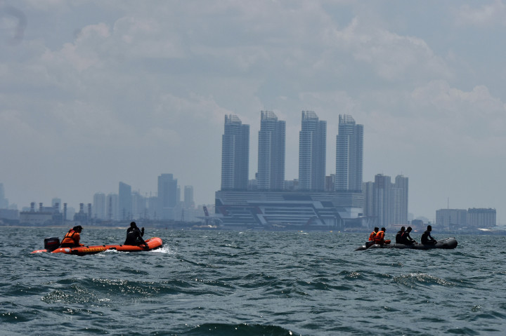 Sejumlah personel Basarnas mencari korban Kapal Zahro Express yang terbakar menggunakan perahu karet di Perairan Teluk Jakarta. 