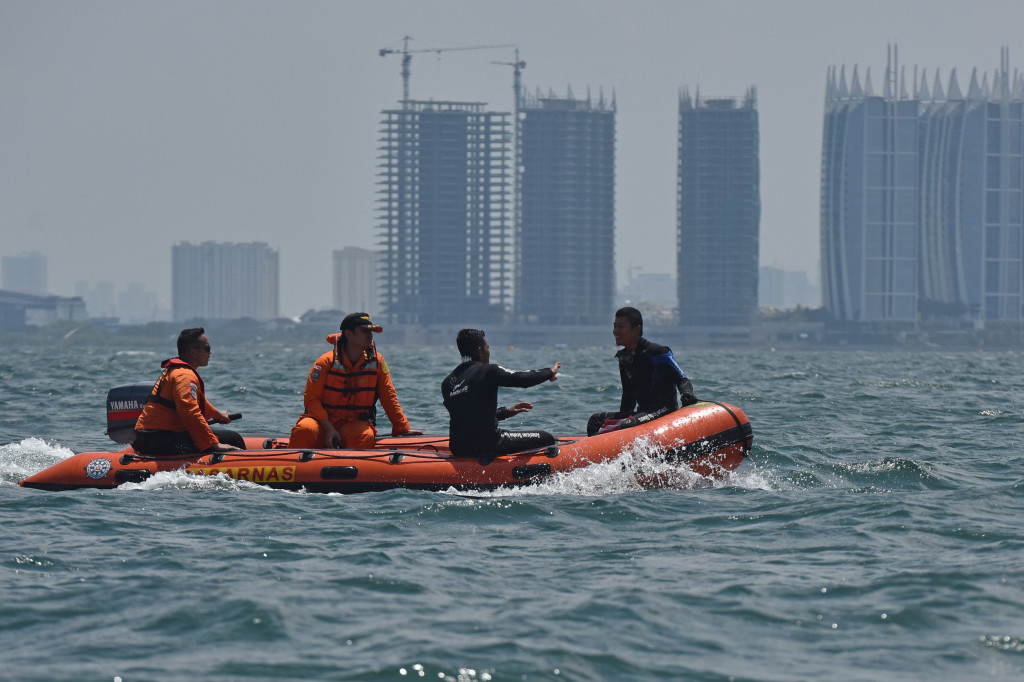 Sejumlah personel Basarnas mencari korban Kapal Zahro Express yang terbakar menggunakan perahu karet di Perairan Teluk Jakarta. 