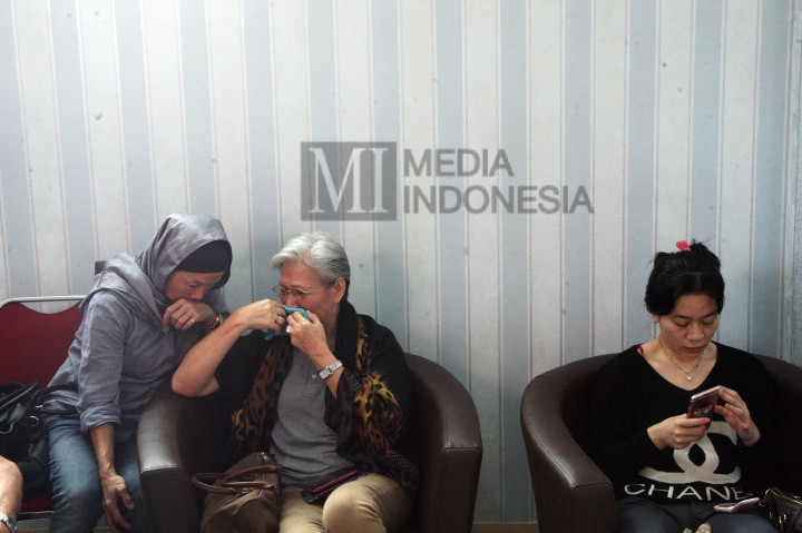 Tangis Haru Keluarga Korban Kapal Zahro Express