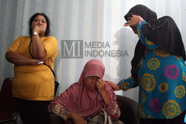 Tangis Haru Keluarga Korban Kapal Zahro Express