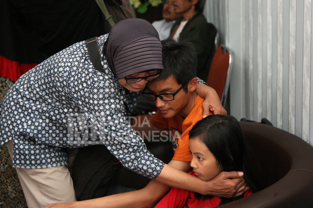 Tangis Haru Keluarga Korban Kapal Zahro Express