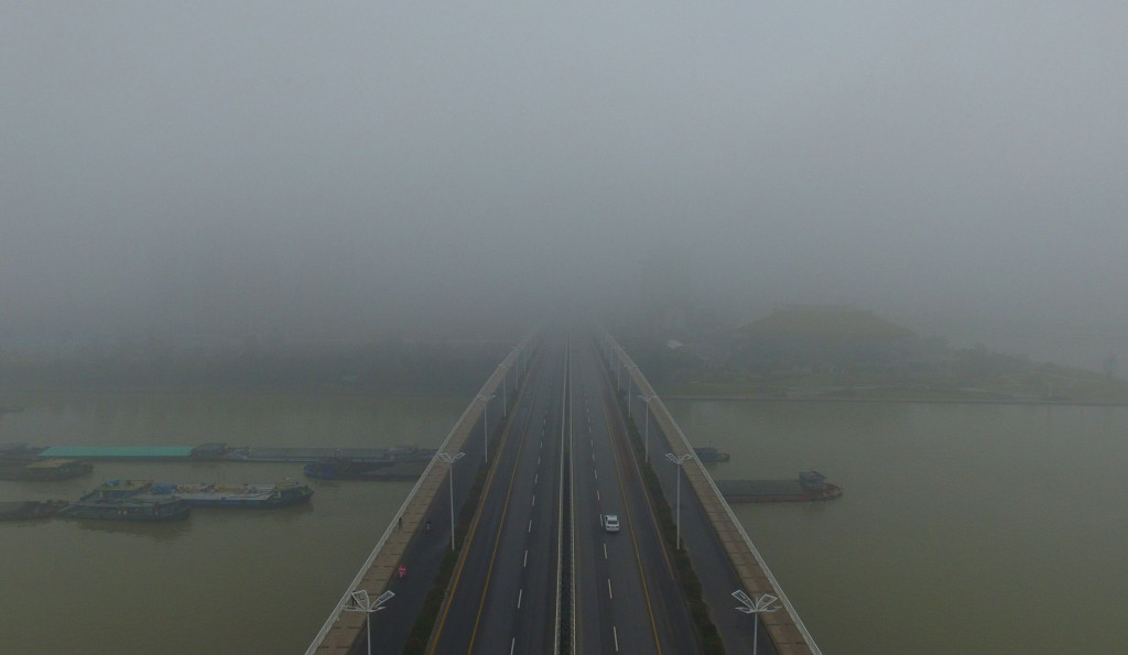 Akibat tebalnya kabut berwarna kelabu tersebut, jarak pandang di Yangzhou, Jiangsu (Tiongkok timur) dilaporkan hanya 50 meter.