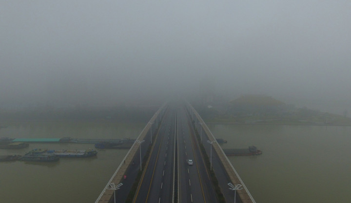 Akibat tebalnya kabut berwarna kelabu tersebut, jarak pandang di Yangzhou, Jiangsu (Tiongkok timur) dilaporkan hanya 50 meter.