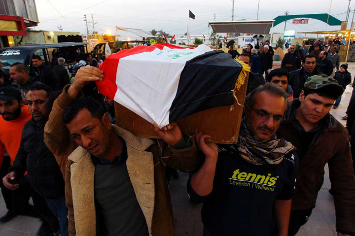 Korban tewas serangan bom di Kota Sadr dimakamkan.