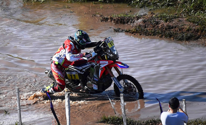 Joan Barreda Bort (Spanyol) terpaksa mendorong Honda CRF450 tunggangannya agar terbebas dari gigitan lumpur saat melintas anak sungai Bermejo, Formosa, Argentina. AFP Photo/Franck Fife