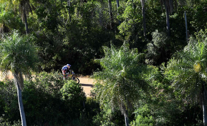 Toby Price memacu KTM tunggangannya melintasi jalur tanah liat. Pereli asal Australia ini adalah salah seorang yang membawa KTM memenangkan Reli Dakar 2016. AFP Photo/Franck Fife