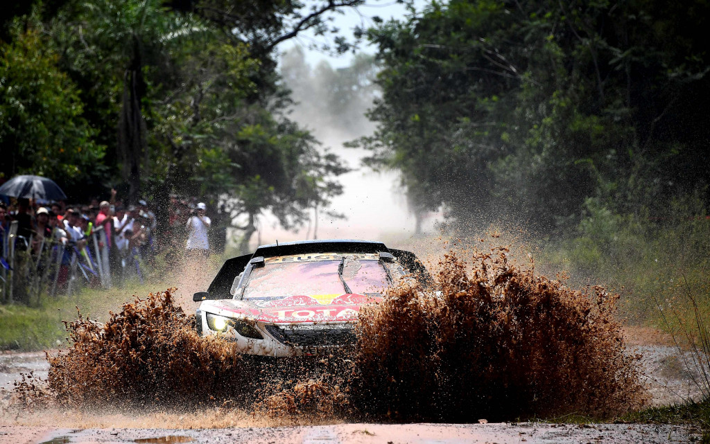 Carlos Sainz (pilot) and Lucas Cruz (navigator) jadi andalan Peugeot. Pasangan pereli asal Spanyol ini adalah veteran dalam berbagai ajang reli dunia. AFP Photo/Franck Fife