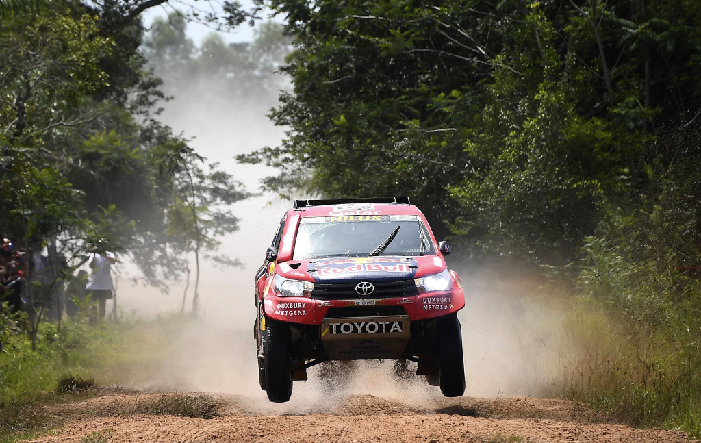 Nasser Al-Attiyah-Mathieu Baumel memacu Toyota Hilux Evo di lintasan etape pertama. Pasangan asal Qatar dan Prancis ini merupakan salah satu unggulan. AFP Photo/Franck Fife