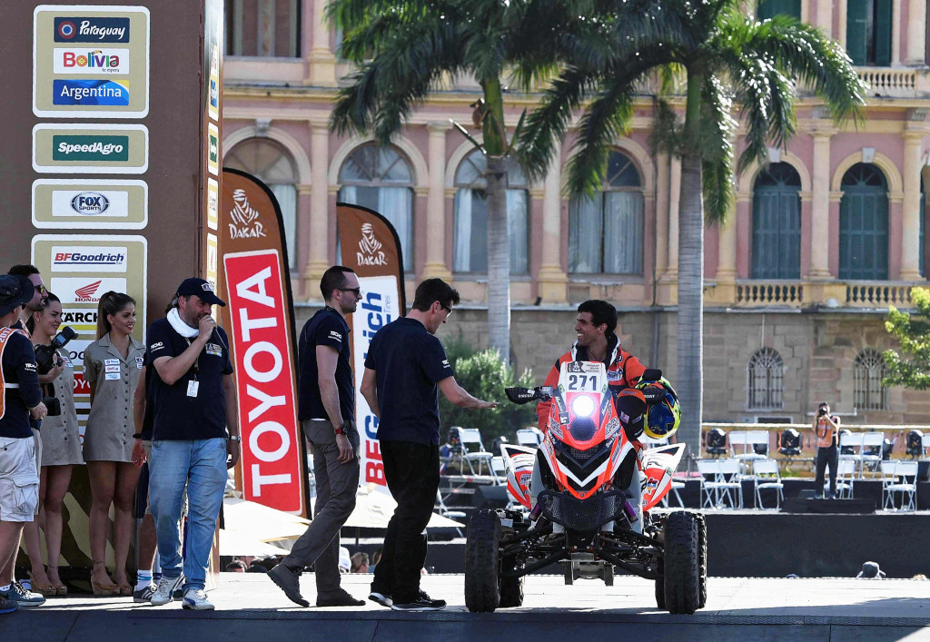 Marcelo Medeiros (Brazil) memasuki finish di Resistencia, Argentina.  Pembalap dari Tim Yamaha memenangkan etape pertama untuk kelas ATV. AFP Photo / Cesar Olmedo