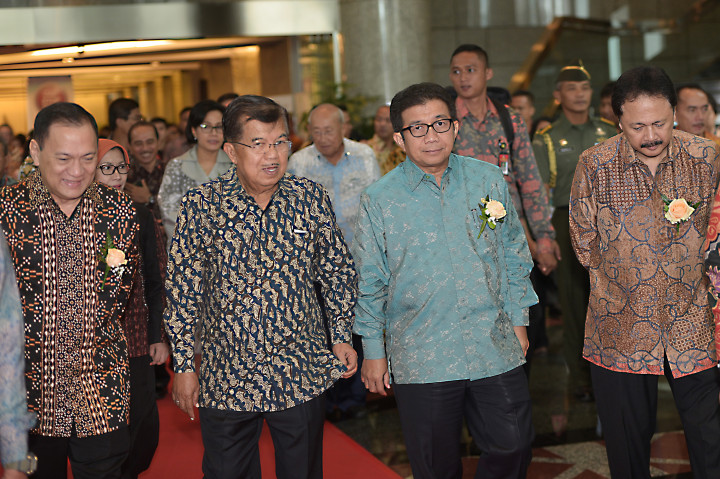 Wakil Presiden Jusuf Kalla (kedua kiri) didampingi Dirut Bursa Efek Indonesia (BEI) Tito Sulistio (kanan), Ketua Dewan Komisaris OJK Muliaman D Hadad (kedua kanan), dan Gubernur BI Agus Martowardojo usai membuka perdagangan saham hari pertama 2017 di BEI, Jakarta.