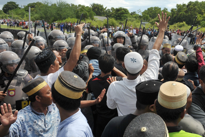 Eksekusi terhadap 42 bangunan di atas lahan seluas 9.400 meter persegi tersebut menyebabkan bentrokan antara warga dengan polisi .