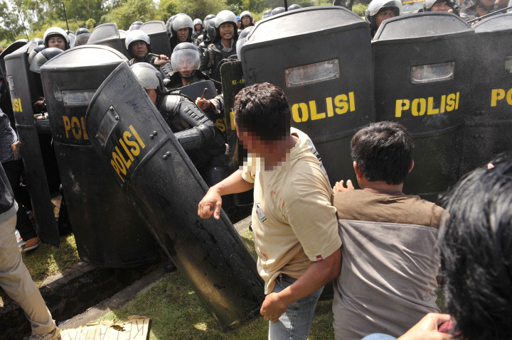 Seorang warga menyerang polisi saat eksekusi lahan di Kelurahan Serangan, Denpasar, Bali.