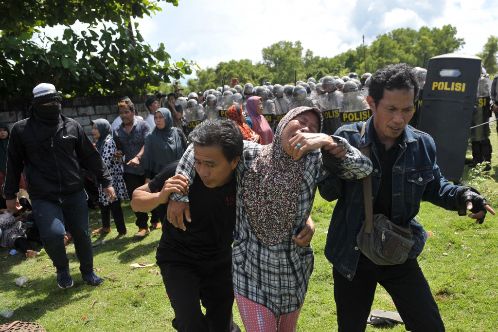 Seorang wanita histeris saat rumahnya dirobohkan dalam eksekusi lahan di Kelurahan Serangan, Denpasar, Bali.