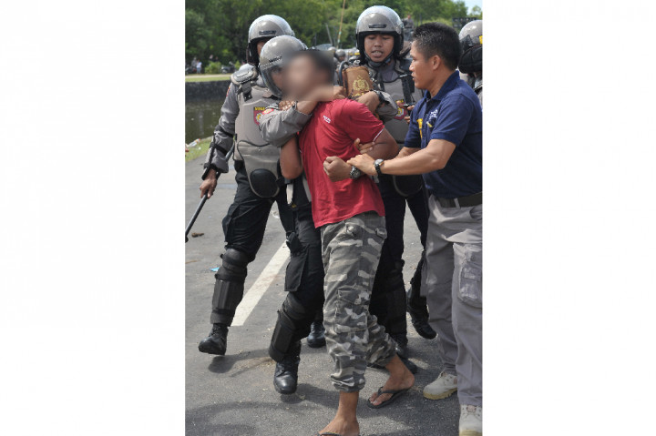 Polisi menangkap seorang warga karena berupaya menyerang petugas saat eksekusi lahan di Kelurahan Serangan, Denpasar, Bali.