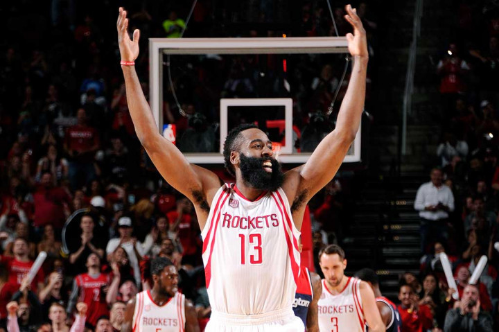 Harden melakukan selebrasi usai mengantar Houston Rockets mengalahkan Washington Wizards. Bagi Rockets, ini merupakan kemenangan kelima beruntun mereka.