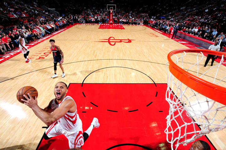 Pemain cadangan Eric Gordon menyumbang 31 poin pada laga tersebut.