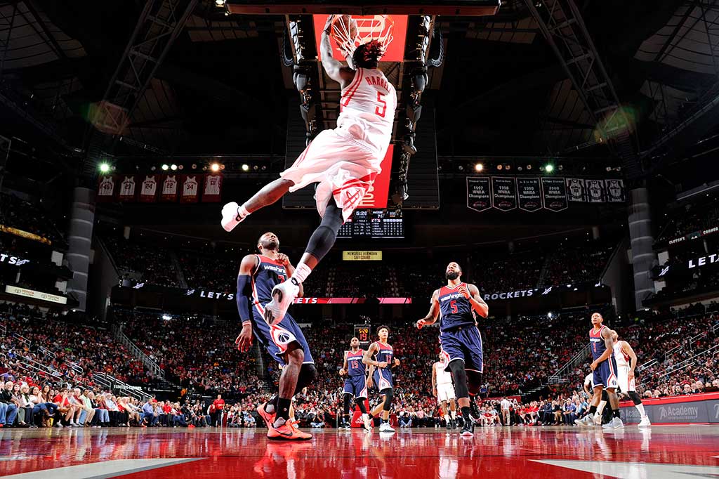 Sementara Montrezl Harrell mengemas 14 poin. 