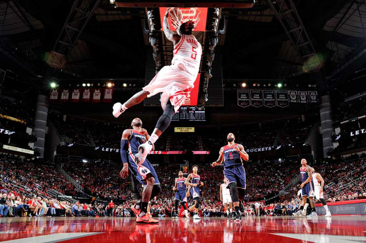 Sementara Montrezl Harrell mengemas 14 poin. 