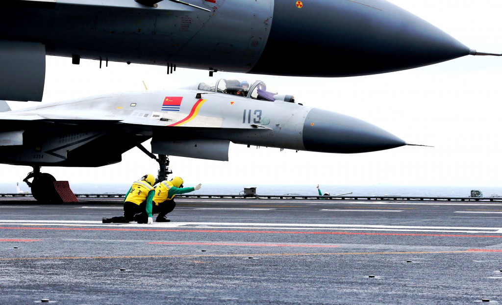 Jet temput J-15 bersiap di geladak kapal induk Liaoning. Unjuk kekuatan militer di Laut Cina Selatan beberapa tahun terakhir dipandang sebagai upaya Tiongkok memperluas pengaruh globalnya.