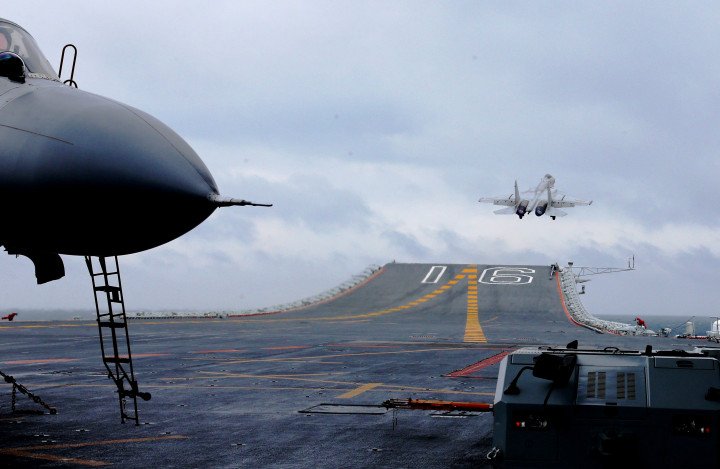 Sebuah jet tempur J-15 tinggal landas dari kapal induk Liaoning. Klaim batas wilayah Laut Cina Selatan oleh Tiongkok mengundang protes dari Filipina, Brunei, Vietnam dan belakangan Indonesia. 