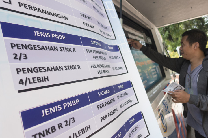 Warga memperpanjang STNK di Samsat Keliling, Jakarta.