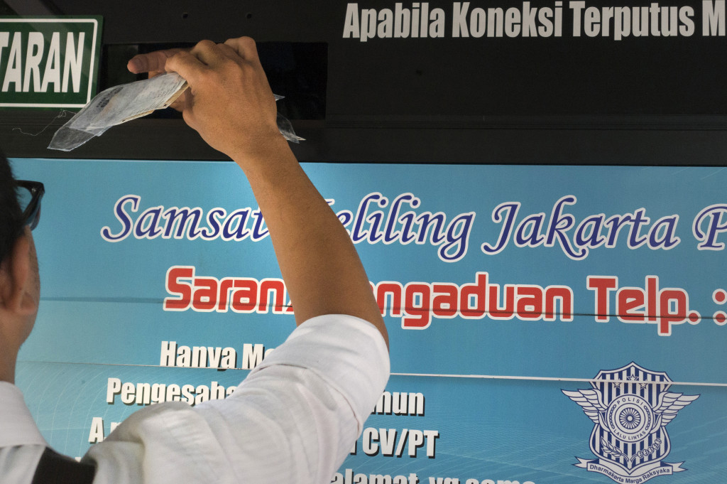 Warga memperpanjang STNK di Samsat Keliling, Jakarta.