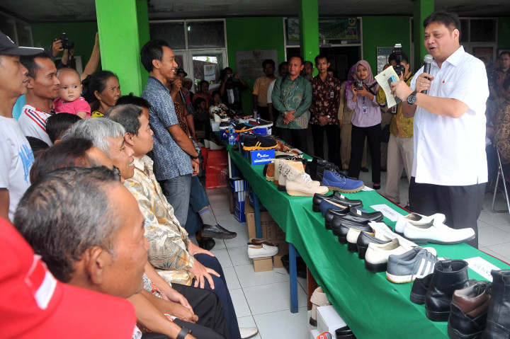 Menteri Perindustrian Airlangga Hartarto berdialog dengan pelaku usaha UMKM di sentra pembuatan sepatu dan sandal di Ciomas, Kabupaten Bogor, Jawa Barat.