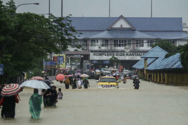 Pos perbatasan Malaysia-Thailand terendam banjir. Pemerintah setempat telah mengirimkan bantuan perahu karet dan truk untuk evakuasi warga.