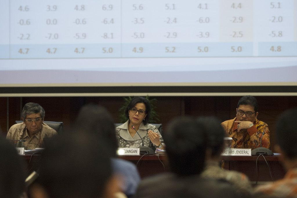 Menteri Keuangan Sri Mulyani (tengah) didampingi Wakil Menkeu Mardiasmo (kiri) dan Sekretaris Jenderal Hadiyanto memberi paparan realisasi pelaksanaan APBNP 2016 di Kementerian Keuangan.
