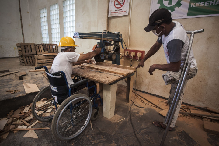 Penyandang disabilitas menyelesaikan proses pembuatan mainan edukasi berbahan kayu di Yayasan Penyandang Cacat Mandiri, Sewon, Bantul, DI Yogyakarta.