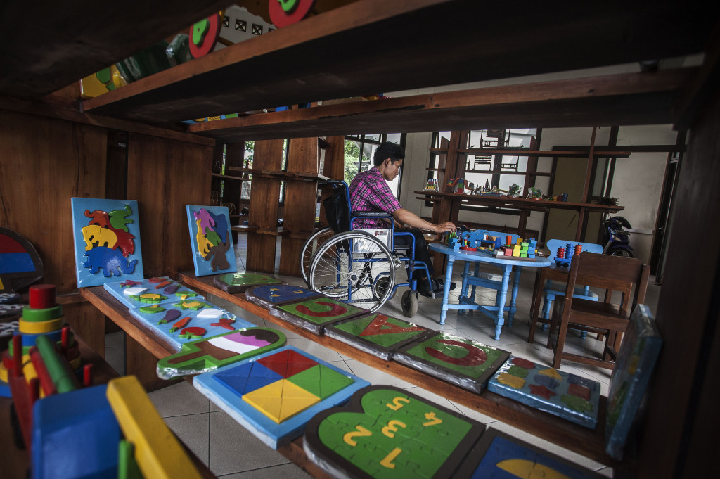 Penyandang disabilitas menata mainan edukasi berbahan kayu yang siap dipasarkan di Yayasan Penyandang Cacat Mandiri, Sewon, Bantul, DI Yogyakarta.